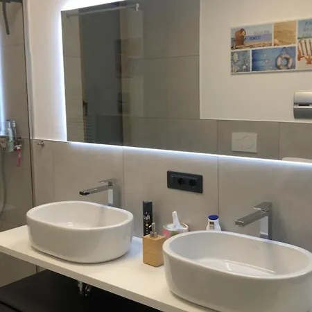 Apartamento 3 Am Gardasee Mit Traumhaften Seeblick Und Pool In Torri Del Benaco