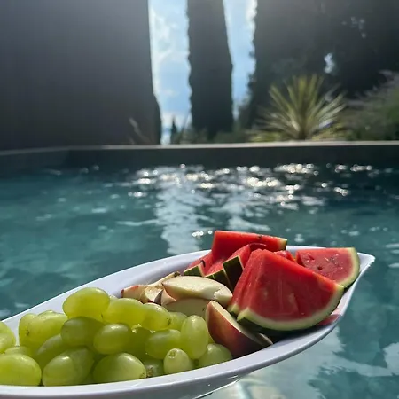 3 Am Gardasee Mit Traumhaften Seeblick Und Pool In Appartamento Torri Del Benaco